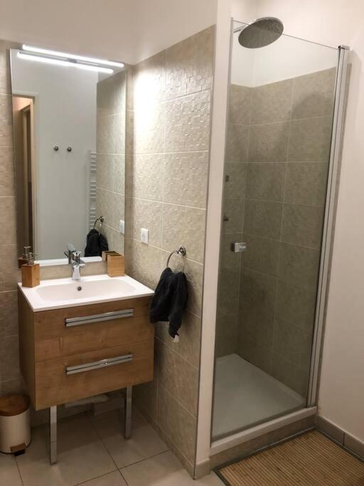 Brand New 1 Bedroom Flat With Parking- 5 Min Paris Pte De Versailles إسّي لي مولينو المظهر الخارجي الصورة